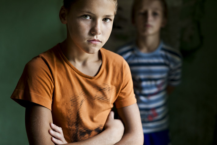 Одесса, сентябрь 2011.
Два брата – часть времени они живут с мамой-алкоголичкой, часть времени – на улице. Большинство беспризорных детей в Украине начинают свой путь именно так. Отсутствие внимания и заботы со стороны родителей или жестокое обращение – основные причины, по которым дети оказываются на улице.