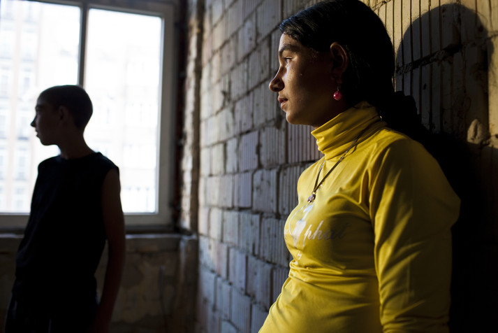 Киев, август 2011.
Беременная девочка-подросток Роза, ее бойфренд Дима и друг Саша в их комнате в заброшенном доме в центре Киева.