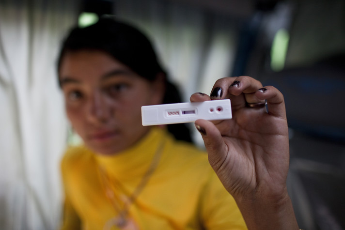 Киев, август 2011.
Беременная девочка-подросток Роза, ее бойфренд Дима и друг Саша в их комнате в заброшенном доме в центре Киева.