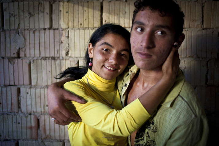 Киев, август 2011.
Беременная девочка-подросток Роза, ее бойфренд Дима и друг Саша в их комнате в заброшенном доме в центре Киева.