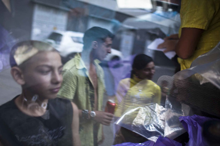 Киев, август 2011.
Беременная девочка-подросток Роза, ее бойфренд Дима и друг Саша в их комнате в заброшенном доме в центре Киева.