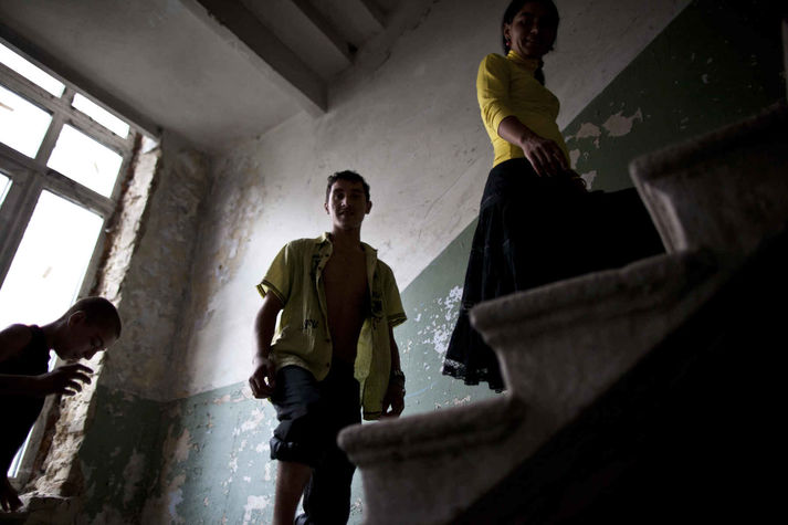 Киев, август 2011.
Беременная девочка-подросток Роза, ее бойфренд Дима и друг Саша в их комнате в заброшенном доме в центре Киева.