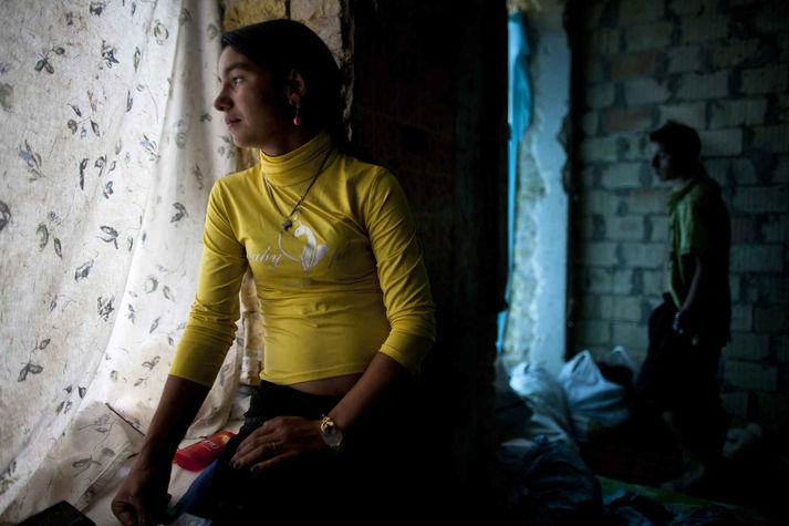 Киев, август 2011.
Беременная девочка-подросток Роза, ее бойфренд Дима и друг Саша в их комнате в заброшенном доме в центре Киева.