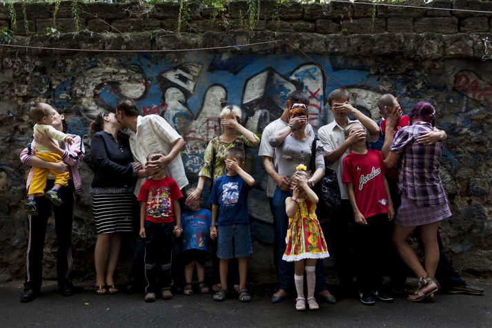 Одесса, сентябрь 2011.
ВИЧ-позитивные люди и их дети, клиенты совместного проекта «Дети плюс», который ведет Всеукраинская сеть людей, живущих с ВИЧ, при финансовой поддержке Фонда Елены Пинчук «АНТИСПИД» и СПИД-Фонда Элтона Джона. Они закрывают лица, потому что не хотят, чтобы об их статусе знали другие.