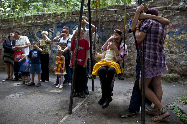 Одесса, сентябрь 2011.
ВИЧ-позитивные люди и их дети, клиенты совместного проекта «Дети плюс», который ведет Всеукраинская сеть людей, живущих с ВИЧ, при финансовой поддержке Фонда Елены Пинчук «АНТИСПИД» и СПИД-Фонда Элтона Джона. Они закрывают лица, потому что не хотят, чтобы об их статусе знали другие.