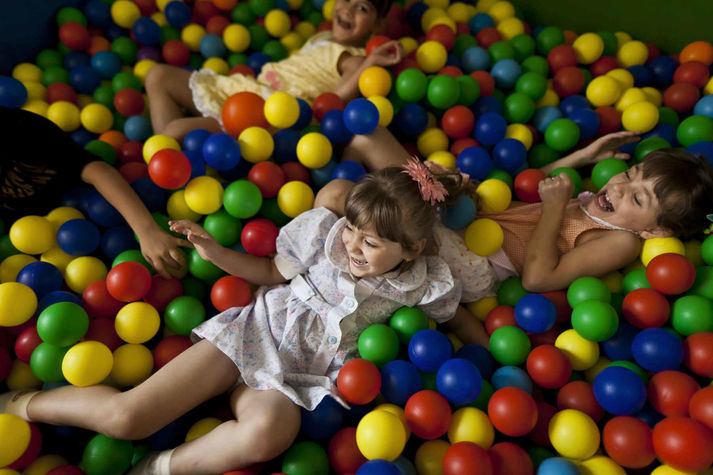 Харьков, август 2011.
Детский дом в Харькове.
Детский дом "Зеленый гай" в Харькове стал приютом, не только для обычных сирот, но и для ВИЧ-позитивных детей. Этот детский дом один из немногих в Украине, где детям с ВИЧ уделяетя особое внимание. Для детей проводятся специальные гимнастические занятия, а также применяется пет-терапия (лечение с помощью животных). Кроме того, есть специальное отделение для новорожденных, специально оборудованное для ухода за такими детьми.