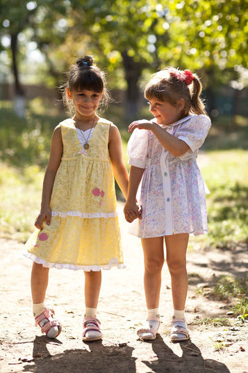 Харьков, август 2011.
Детский дом в Харькове.
Детский дом "Зеленый гай" в Харькове стал приютом, не только для обычных сирот, но и для ВИЧ-позитивных детей. Этот детский дом один из немногих в Украине, где детям с ВИЧ уделяетя особое внимание. Для детей проводятся специальные гимнастические занятия, а также применяется пет-терапия (лечение с помощью животных). Кроме того, есть специальное отделение для новорожденных, специально оборудованное для ухода за такими детьми.