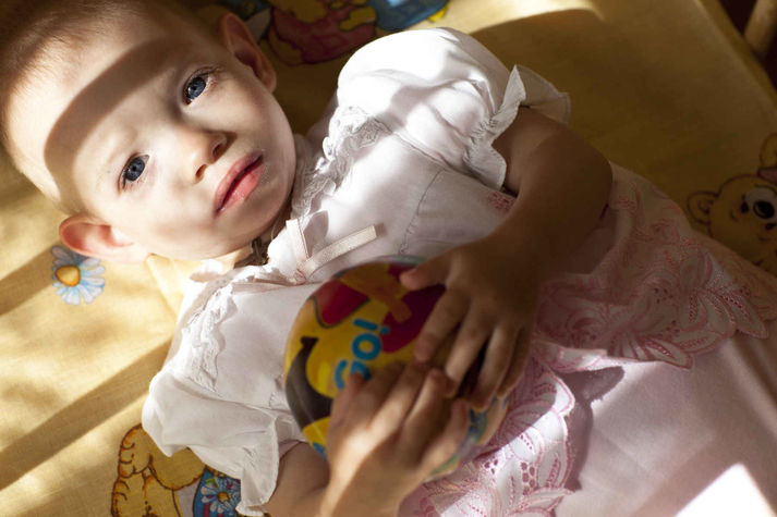 Харьков, август 2011.
Детский дом в Харькове.
Детский дом "Зеленый гай" в Харькове стал приютом, не только для обычных сирот, но и для ВИЧ-позитивных детей. Этот детский дом один из немногих в Украине, где детям с ВИЧ уделяетя особое внимание. Для детей проводятся специальные гимнастические занятия, а также применяется пет-терапия (лечение с помощью животных). Кроме того, есть специальное отделение для новорожденных, специально оборудованное для ухода за такими детьми.