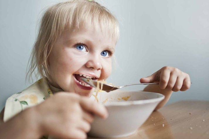 Макеевка, Донецкая область, сентябрь 2011.
Детский дом в Макеевке.
Единственный специализированный детский дом в Украине для ВИЧ-позитивных детей. Здесь дети получают специализированную помощь и доступ к антиретровирусной терапии, что гарантирует им более долгую и счастливую жизнь. Предубеждение отношение к усыновлению ВИЧ-позитивных детей в Украине постепенно меняется, и все больше таких детей со временем находят приемных родителей. Большинство ВИЧ-позитивных детей нашли свои семьи в рамках совместного проекта Фонда Елены Пинчук «АНТИСПИД» и СПИД-Фонда Элтона Джона «Дети плюс». Этот большой шаг вперед, и сделан он за последние шесть лет. До этого многие ВИЧ-позитивные дети вырастали и оставались одинокими без надежды быть усыновленными.