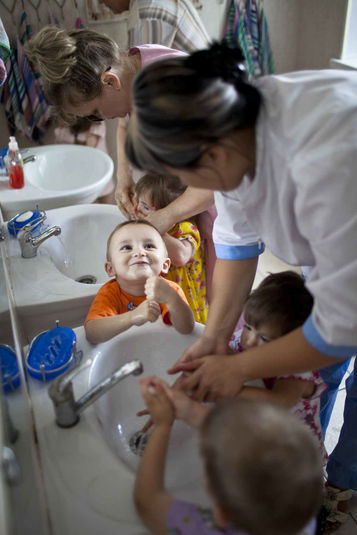 Макеевка, Донецкая область, сентябрь 2011.
Детский дом в Макеевке.
Единственный специализированный детский дом в Украине для ВИЧ-позитивных детей. Здесь дети получают специализированную помощь и доступ к антиретровирусной терапии, что гарантирует им более долгую и счастливую жизнь. Предубеждение отношение к усыновлению ВИЧ-позитивных детей в Украине постепенно меняется, и все больше таких детей со временем находят приемных родителей. Большинство ВИЧ-позитивных детей нашли свои семьи в рамках совместного проекта Фонда Елены Пинчук «АНТИСПИД» и СПИД-Фонда Элтона Джона «Дети плюс». Этот большой шаг вперед, и сделан он за последние шесть лет. До этого многие ВИЧ-позитивные дети вырастали и оставались одинокими без надежды быть усыновленными.