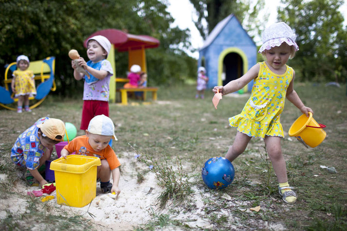 Макеевка, Донецкая область, сентябрь 2011.
Детский дом в Макеевке.
Единственный специализированный детский дом в Украине для ВИЧ-позитивных детей. Здесь дети получают специализированную помощь и доступ к антиретровирусной терапии, что гарантирует им более долгую и счастливую жизнь. Предубеждение отношение к усыновлению ВИЧ-позитивных детей в Украине постепенно меняется, и все больше таких детей со временем находят приемных родителей. Большинство ВИЧ-позитивных детей нашли свои семьи в рамках совместного проекта Фонда Елены Пинчук «АНТИСПИД» и СПИД-Фонда Элтона Джона «Дети плюс». Этот большой шаг вперед, и сделан он за последние шесть лет. До этого многие ВИЧ-позитивные дети вырастали и оставались одинокими без надежды быть усыновленными.