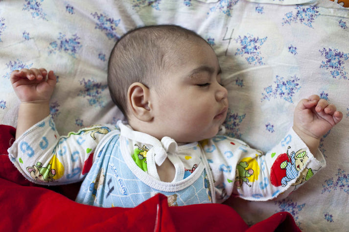 Макеевка, Донецкая область, сентябрь 2011.
Детский дом в Макеевке.
Единственный специализированный детский дом в Украине для ВИЧ-позитивных детей. Здесь дети получают специализированную помощь и доступ к антиретровирусной терапии, что гарантирует им более долгую и счастливую жизнь. Предубеждение отношение к усыновлению ВИЧ-позитивных детей в Украине постепенно меняется, и все больше таких детей со временем находят приемных родителей. Большинство ВИЧ-позитивных детей нашли свои семьи в рамках совместного проекта Фонда Елены Пинчук «АНТИСПИД» и СПИД-Фонда Элтона Джона «Дети плюс». Этот большой шаг вперед, и сделан он за последние шесть лет. До этого многие ВИЧ-позитивные дети вырастали и оставались одинокими без надежды быть усыновленными.