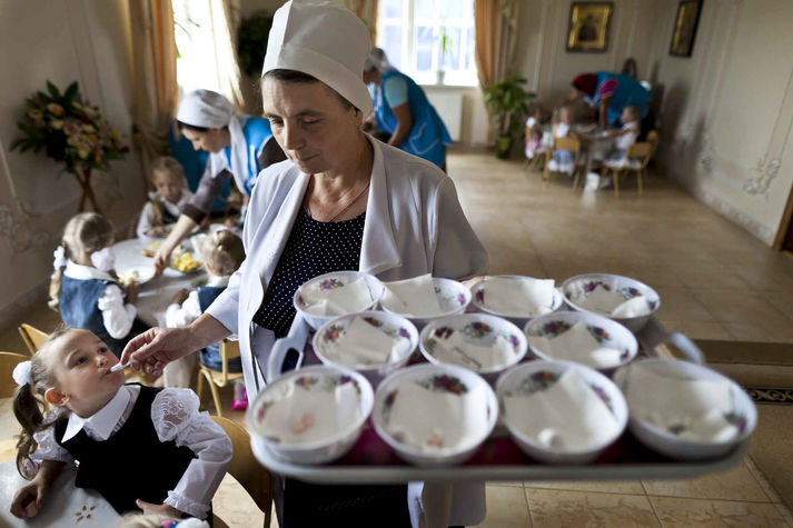 с. Банчены, Черновицкая область, сентябрь 2011.
Приют Баченского Свято-Вознесенского монастыря, основанный священником Украинской православной церкви (МП), стал домом для 253 детей, 44 из которых – ВИЧ-позитивные. Они живут в отдельном доме с прекрасными условиями под постоянным присмотром и заботой прихожан церкви. Дети ежедневно принимают антиретровирусную терапию во время завтрака. Дети школьного возраста учатся в местной сельской школе, младшие получают типичное для детского сада образование в том же доме, где они живут. Этот приют принимает ВИЧ-позитивных детей с 2002 года, что резко контрастирует с обычным негативным отношением, которое демонстрирует церковь к ВИЧ-позитивным людям в Украине.