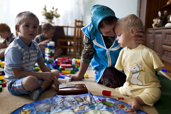 с. Банчены, Черновицкая область, сентябрь 2011.
4-летний Тарасик родился таким. Его родители отказались от него, когда увидели. До полутора лет он жил в доме малютки в Сумах. Потом отец Михаил привез в монастырь. И фамилию дали ему хорошую – Семья. Теперь он - Тарасик Семья. Тарасик – ВИЧ-негативный.