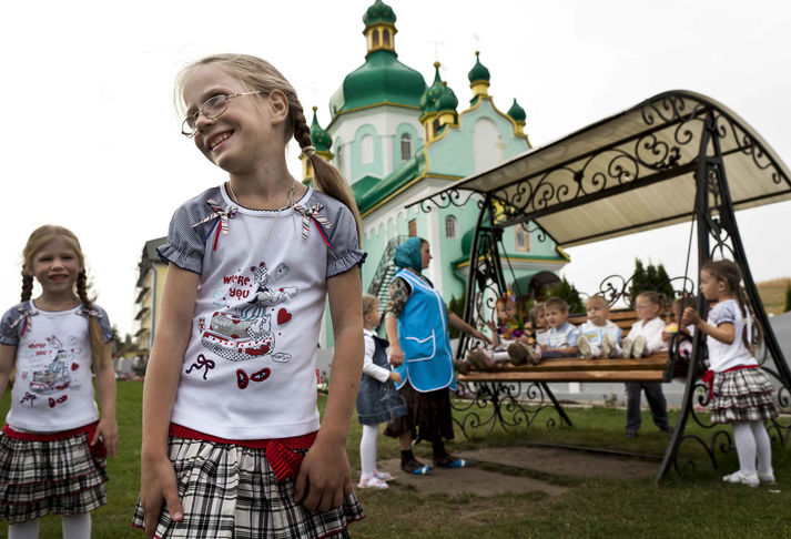 с. Банчены, Черновицкая область, сентябрь 2011.
Приют Баченского Свято-Вознесенского монастыря, основанный священником Украинской православной церкви (МП), стал домом для 253 детей, 44 из которых – ВИЧ-позитивные. Они живут в отдельном доме с прекрасными условиями под постоянным присмотром и заботой прихожан церкви. Дети ежедневно принимают антиретровирусную терапию во время завтрака. Дети школьного возраста учатся в местной сельской школе, младшие получают типичное для детского сада образование в том же доме, где они живут. Этот приют принимает ВИЧ-позитивных детей с 2002 года, что резко контрастирует с обычным негативным отношением, которое демонстрирует церковь к ВИЧ-позитивным людям в Украине.