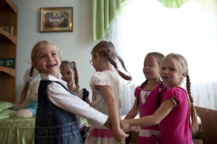 с. Банчены, Черновицкая область, сентябрь 2011.
Приют Баченского Свято-Вознесенского монастыря, основанный священником Украинской православной церкви (МП), стал домом для 253 детей, 44 из которых – ВИЧ-позитивные. Они живут в отдельном доме с прекрасными условиями под постоянным присмотром и заботой прихожан церкви. Дети ежедневно принимают антиретровирусную терапию во время завтрака. Дети школьного возраста учатся в местной сельской школе, младшие получают типичное для детского сада образование в том же доме, где они живут. Этот приют принимает ВИЧ-позитивных детей с 2002 года, что резко контрастирует с обычным негативным отношением, которое демонстрирует церковь к ВИЧ-позитивным людям в Украине.