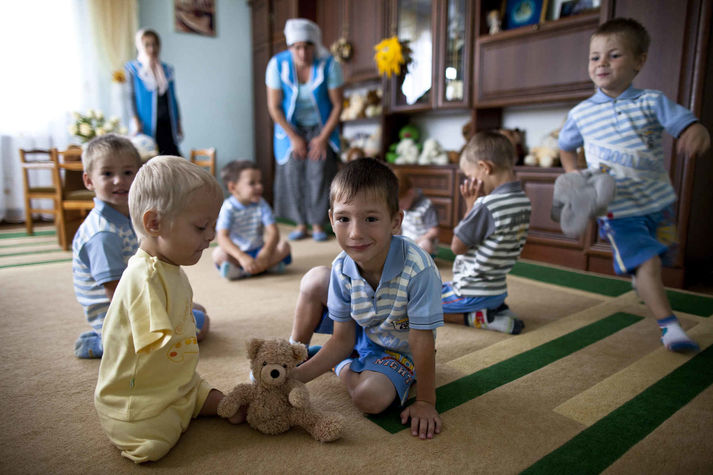 с. Банчены, Черновицкая область, сентябрь 2011.
Приют Баченского Свято-Вознесенского монастыря, основанный священником Украинской православной церкви (МП), стал домом для 253 детей, 44 из которых – ВИЧ-позитивные. Они живут в отдельном доме с прекрасными условиями под постоянным присмотром и заботой прихожан церкви. Дети ежедневно принимают антиретровирусную терапию во время завтрака. Дети школьного возраста учатся в местной сельской школе, младшие получают типичное для детского сада образование в том же доме, где они живут. Этот приют принимает ВИЧ-позитивных детей с 2002 года, что резко контрастирует с обычным негативным отношением, которое демонстрирует церковь к ВИЧ-позитивным людям в Украине.