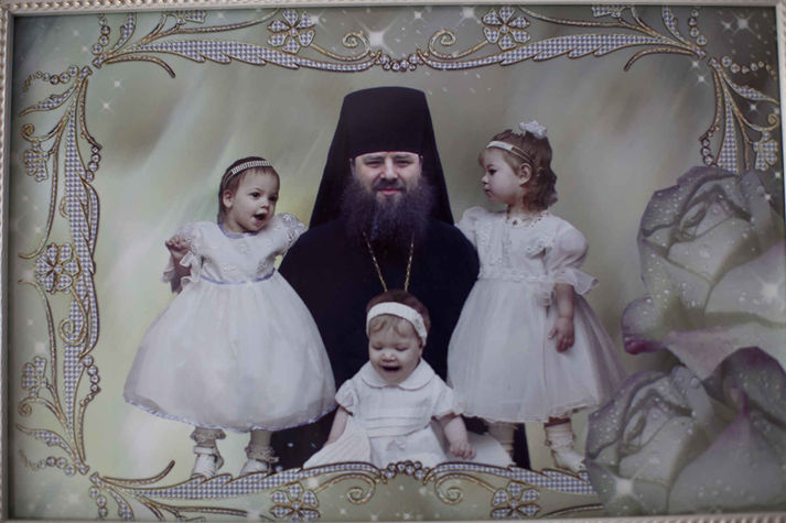 UkrAids2_327
с. Банчены, Черновицкая область, сентябрь 2011.
Принцессы. Три трехлетние девчонки, с косичками и бантиками, в пышных белых юбочках – черноглазая смуглянка Катюша, серьезная Аллочка и деловитая Софийка. Эти девчушки – самые маленькие обитательницы дома, у каждой из которых, несмотря на их крошечный возраст, очень сложная судьба.