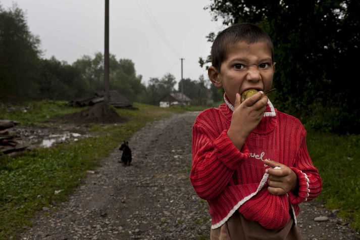 с. Глыбоке, Закарпатская область, сентябрь 2011.
Поселения ромов (цыганские таборы). ВИЧ/СПИД и туберкулез становятся все более распространенными болезнями среди ромов, которые оказываются пострадавшими вдвойне – из-за национальной дискриминации и ВИЧ-инфекции. В Украине очень часто ВИЧ-инфекция, как и определенная национальная принадлежность, ассоциируются с преступным миром. Низкий уровень образования среди ромов, их скрытность способствует распространению опасного заболевания.