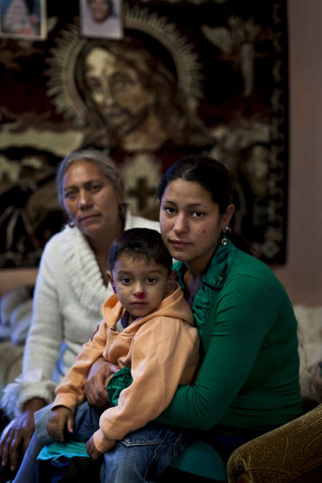 с. Глыбоке, Закарпатская область, сентябрь 2011.
ВИЧ-позитивная молодая мама-цыганка (ей 20 лет или чуть больше). По ее словам, ее сын ВИЧ-негативный.
Ее муж был ВИЧ-позитивный. За драку он попал в тюрьму, там заболел туберкулезом и скоро умер. Девушка живет в доме своего отца. Вторая женщина на фото – ее тетка (живет в соседнем доме и помогает племяннице). В местную больницу ромы обращаются неохотно и только в самом крайнем случае. Причина –негативное отношение к цыганам как со стороны местных жителей, так и со стороны большинства врачей. Им встретился только один врач, который относился к ним нормально.