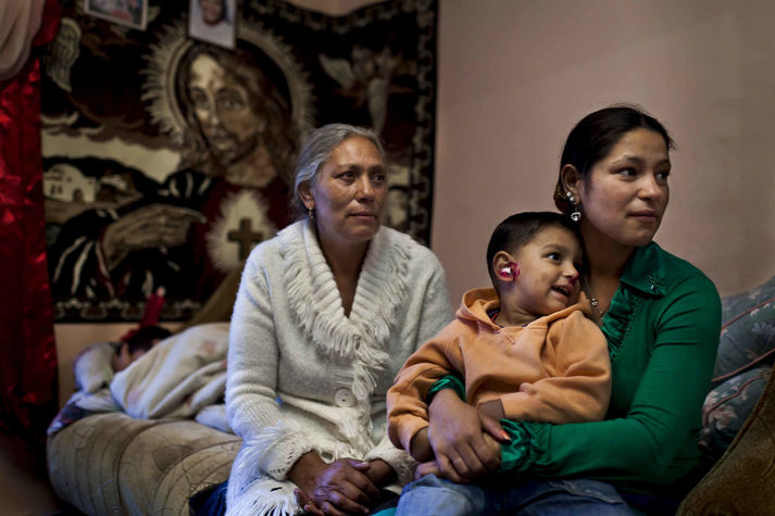 с. Глыбоке, Закарпатская область, сентябрь 2011.
ВИЧ-позитивная молодая мама-цыганка (ей 20 лет или чуть больше). По ее словам, ее сын ВИЧ-негативный.
Ее муж был ВИЧ-позитивный. За драку он попал в тюрьму, там заболел туберкулезом и скоро умер. Девушка живет в доме своего отца. Вторая женщина на фото – ее тетка (живет в соседнем доме и помогает племяннице). В местную больницу ромы обращаются неохотно и только в самом крайнем случае. Причина –негативное отношение к цыганам как со стороны местных жителей, так и со стороны большинства врачей. Им встретился только один врач, который относился к ним нормально.