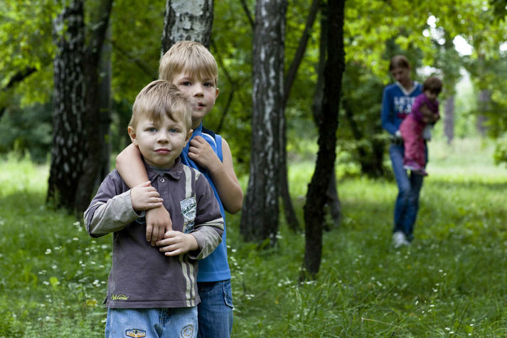 Киев, август 2011.
Киевский тубдиспансер.
Тоня, 23 года, четверо детей. Ее муж умер от туберкулеза, когда она родила второго ребенка. После чего она родила еще двоих. Детей в основном воспитывает ее мама, так как Тоня постоянно находится в больнице – у нее четвертая стадия ВИЧ и открытая форма туберкулеза. У всех детей отрицательный ВИЧ-статус благодаря своевременной профилактике. Тоня уже больше трех лет является постоянной клиенткой проекта помощи Фонда Елены Пинчук «АНТИСПИД», где она получает необходимый медицинские препараты, памперсы и детское питание.