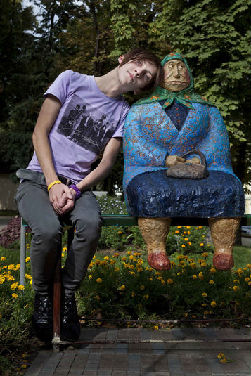 Киев, сентябрь 2011.
Виталий, 20 летний ВИЧ-позитивный парень, открыто говорит о своем статусе и сексуальной ориентации. Он иронизирует по поводу украинского консерватизма у скульптуры «Бабушка» в одном из парков Киева. Его мама нормально отреагировала, узнав о его ВИЧ-статусе, однако его ориентация до сих пор не дает ей покоя. Гомосексуализм остается «подпольным» и дискриминируемым явлением в Украине, вследствие чего геи часто не имеют доступа к информации о рисках незащищенного секса и СПИДе. Большая открытость общества относительно гомосексуальности могла бы изменить это.